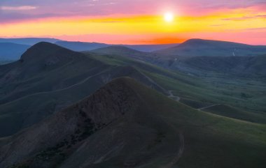 Gün doğarken Dağ Vadisi. Doğal yaz manzarası