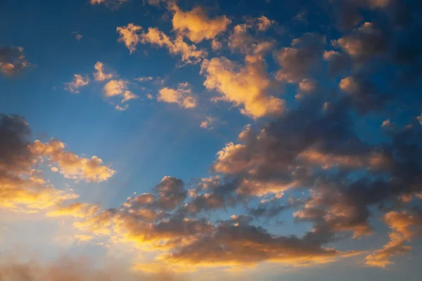 背景として 燃えるようなオレンジと赤の色の夕焼け空 — ストック写真