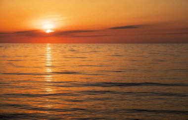 Okyanusun üzerinde güzel bir gün batımı. Denizde gün doğumu