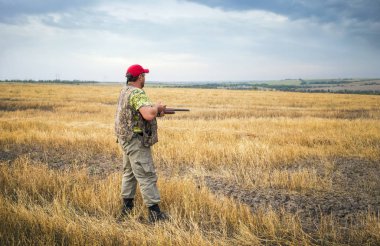 Avcı av için arıyorum av tüfeği ile taşıma.