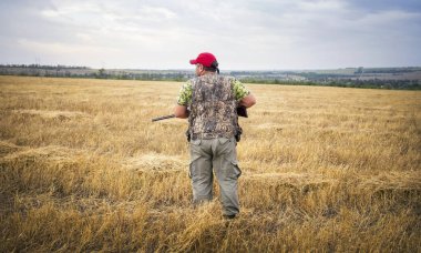 Avcı av için arıyorum av tüfeği ile.