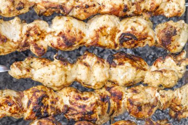 şiş kebap yakın çekim. Marine sosu hazırlarken ateş et dilimleri 