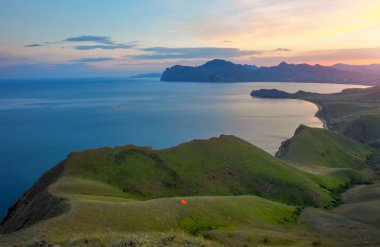 Sea Spring Körfezi. Dağın manzarası. Doğa bileşimi.