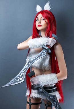 Kırmızı peruk ve gri arka plan üzerinde kılıç ile güzellik moda Model kız