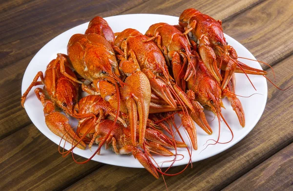 흰색 접시에 맛 있는 삶은 crayfishes — 스톡 사진