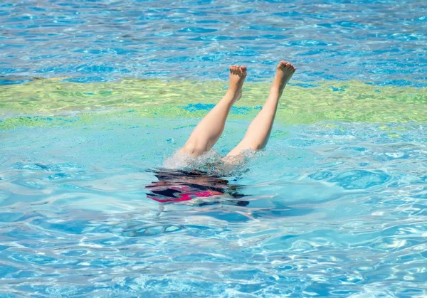 プールの水に飛び込む若い女性 — ストック写真