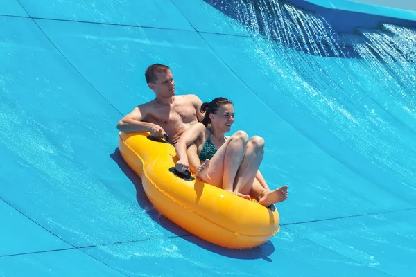 Dos personas en un deslizador de agua en la playa — Foto de Stock