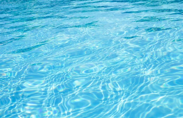 蓝色泳池水与阳光的思考. — 图库照片