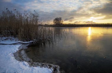 Kış manzara günbatımı gökyüzü ve donmuş nehir. Daybreak