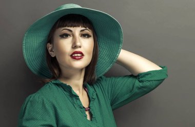 Retro şapka ile güzel bir kadın portresi. Vintage tarzı.