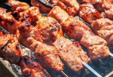 Şiş kebap dumanlı bir ateşte pişirilir. 