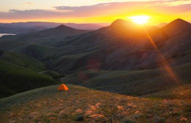 Gün doğarken Dağ Vadisi. Doğal yaz manzarası