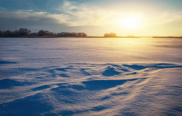 Güzel kış manzarası ile göl ve günbatımı gök. 