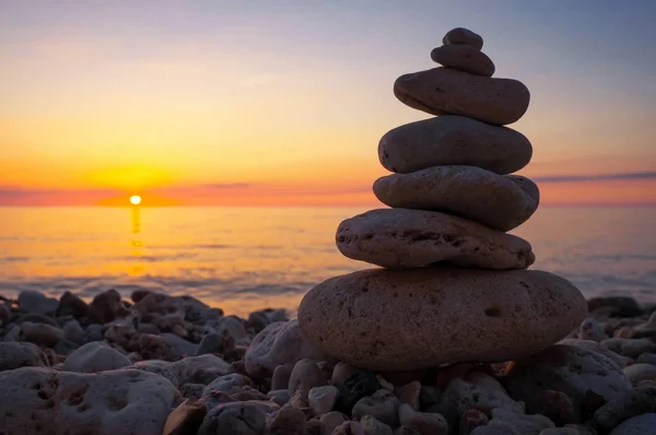 Pyramid of the small pebbles on the beach. — Stock Photo, Image