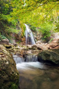 Şelale ile güzel sonbahar manzara. Doğanın kompozisyon
