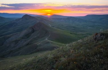Gün doğarken Dağ Vadisi. Doğal yaz manzarası
