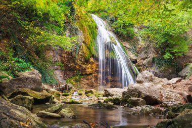 Şelale ile güzel sonbahar manzara. Doğanın kompozisyon