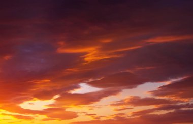 Ateşli, turuncu ve kırmızı renkler günbatımı gökyüzü. Güzel arka plan