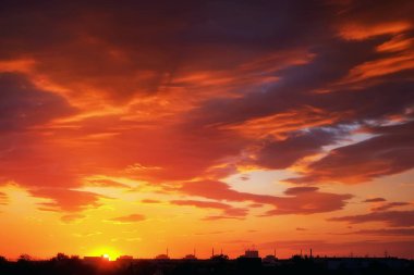 Güzel ateşli turuncu ve kırmızı günbatımı gökyüzü. 