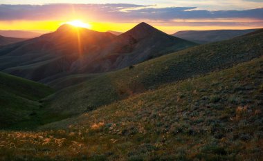 Gün doğarken Dağ Vadisi. Doğal yaz manzarası