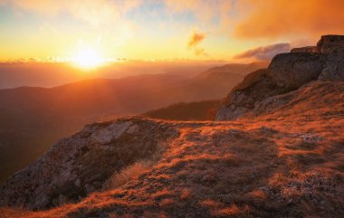 Gün batımı sırasında sonbahar zamanında güzel dağ manzarası
