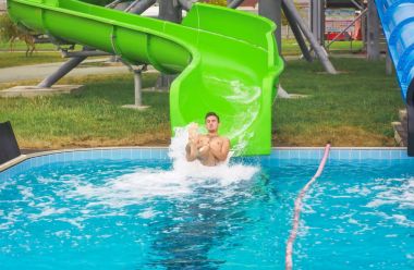 Adam gitmek su kaydırağı Yüzme Havuzu aqua Park. 