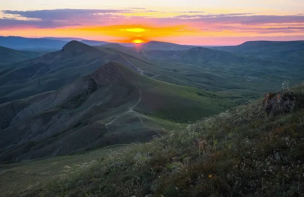 Gün doğarken Dağ Vadisi. Doğal yaz manzarası