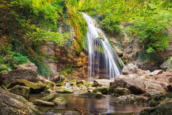 Şelale ile güzel sonbahar manzara. Doğanın kompozisyon