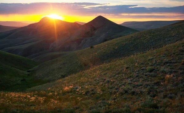 Gün doğarken Dağ Vadisi. Doğal yaz manzarası