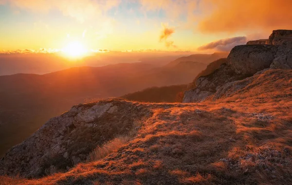 Gün batımı sırasında sonbahar zamanında güzel dağ manzarası