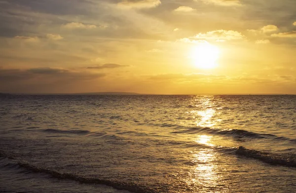 Wunderschöne Landschaft mit See und Sonnenuntergang. Zusammensetzung von nat — Stockfoto