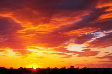 Güzel ateşli turuncu ve kırmızı günbatımı gökyüzü. 