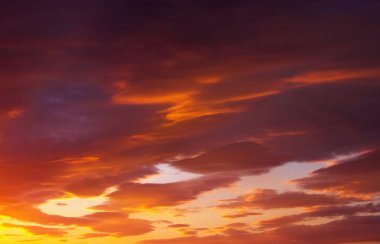 Ateşli, turuncu ve kırmızı renkler günbatımı gökyüzü. Güzel arka plan