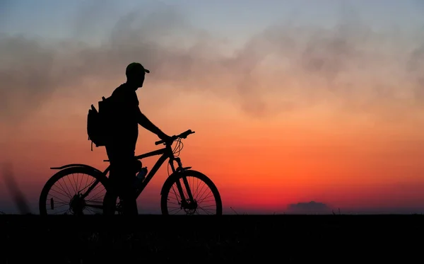 Silhuetten Cyklist Bakgrunden Röd Solnedgång Biker Med Cykel Fältet Sunrise — Stockfoto