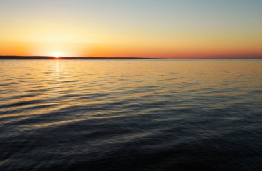 Okyanusun üzerinde güzel bir gün batımı. Denizde gün doğumu