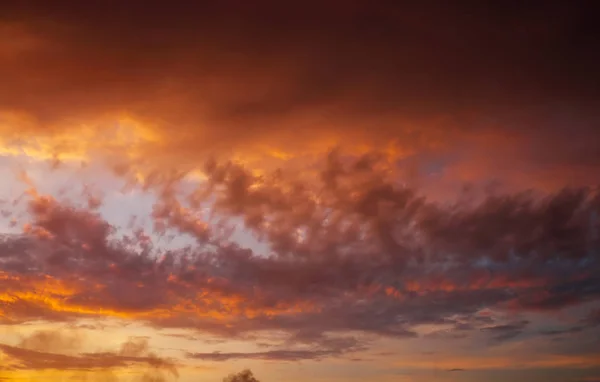 Cores Fiery, laranja e vermelho céu por do sol. Fundo bonito — Fotografia de Stock