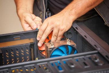 Bilgisayar teknisyeni bilgisayarın soğutma sistemi yükler. 