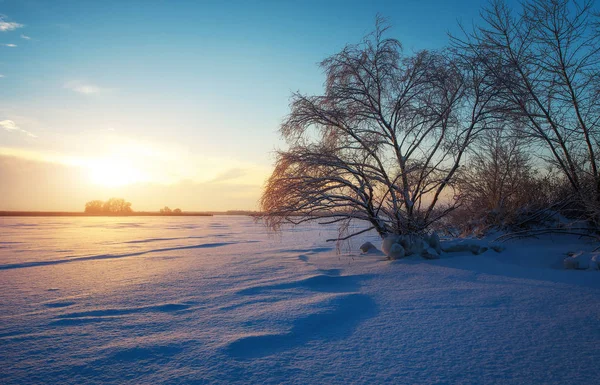 Bela paisagem de inverno com lago congelado, árvores e céu por do sol — Fotografia de Stock