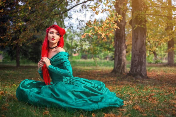 Schattig meisje in een mooie jurk in een herfst bos. Karakter van — Stockfoto