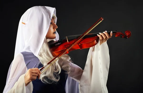 Menina bonita Em um traje de elfo com um violino em um fundo cinza — Fotografia de Stock