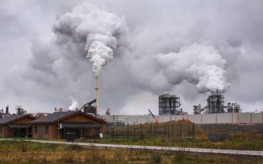 Atmosferik hava kirliliği endüstriyel duman şimdi. Çelik borular