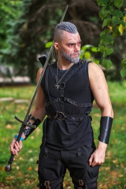Cosplay karakter, bir Geralt'ın Rivia oyun gibi giyinmiş 