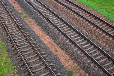Üç demiryolu parça ve arka plan olarak yeşil çim. Üstten Görünüm.