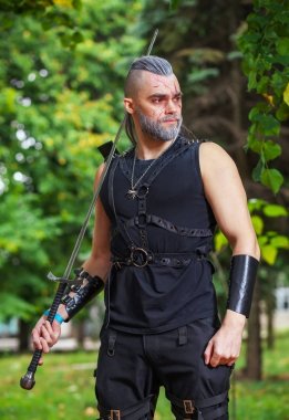Cosplay karakter, bir Geralt'ın Rivia oyun gibi giyinmiş 