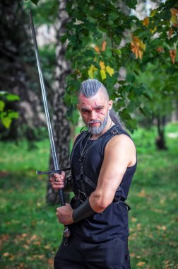 Cosplay karakter, bir Geralt'ın Rivia oyun gibi giyinmiş 