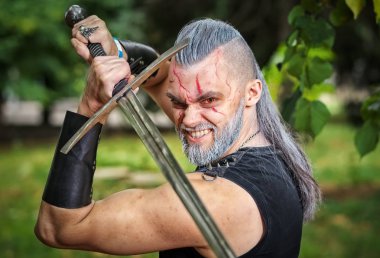 Cosplay karakter, bir Geralt'ın Rivia oyun gibi giyinmiş 