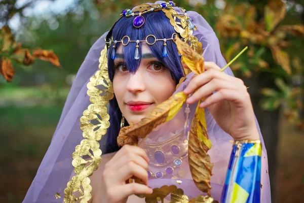 Mooi meisje in oorspronkelijke pak, cosplay karakter — Stockfoto