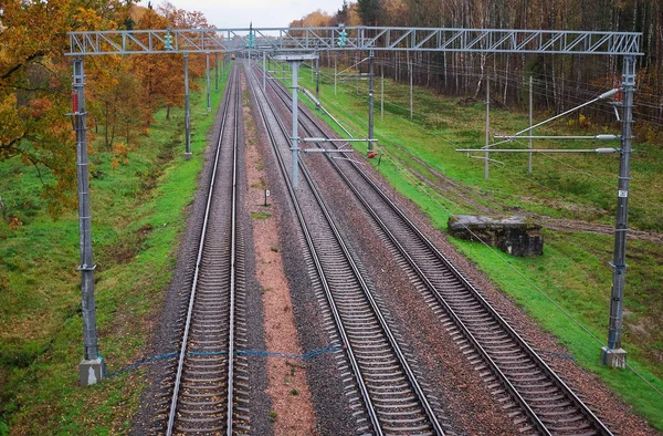 Trzy tory kolejowe w czasie jesieni. — Zdjęcie stockowe