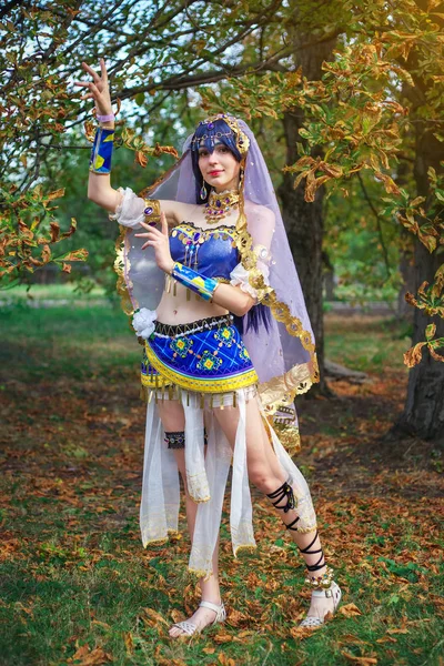 Mooi meisje in oorspronkelijke pak, cosplay karakter — Stockfoto