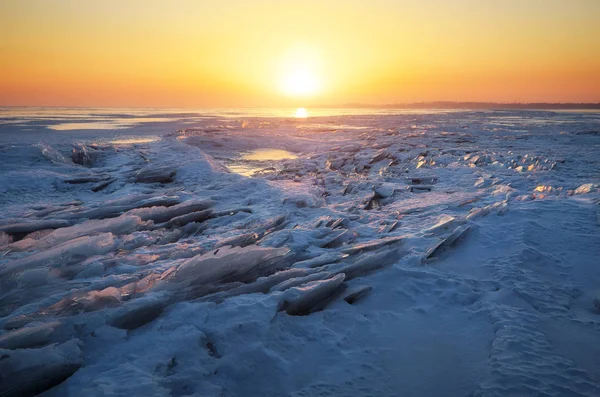 Зимний пейзаж с замерзшим озером и закатом неба. — стоковое фото